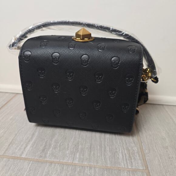 NWT Betsey Johnson Skull Crossbody Bag with Leopard Strap and Gold Chain - Picture 6 of 11